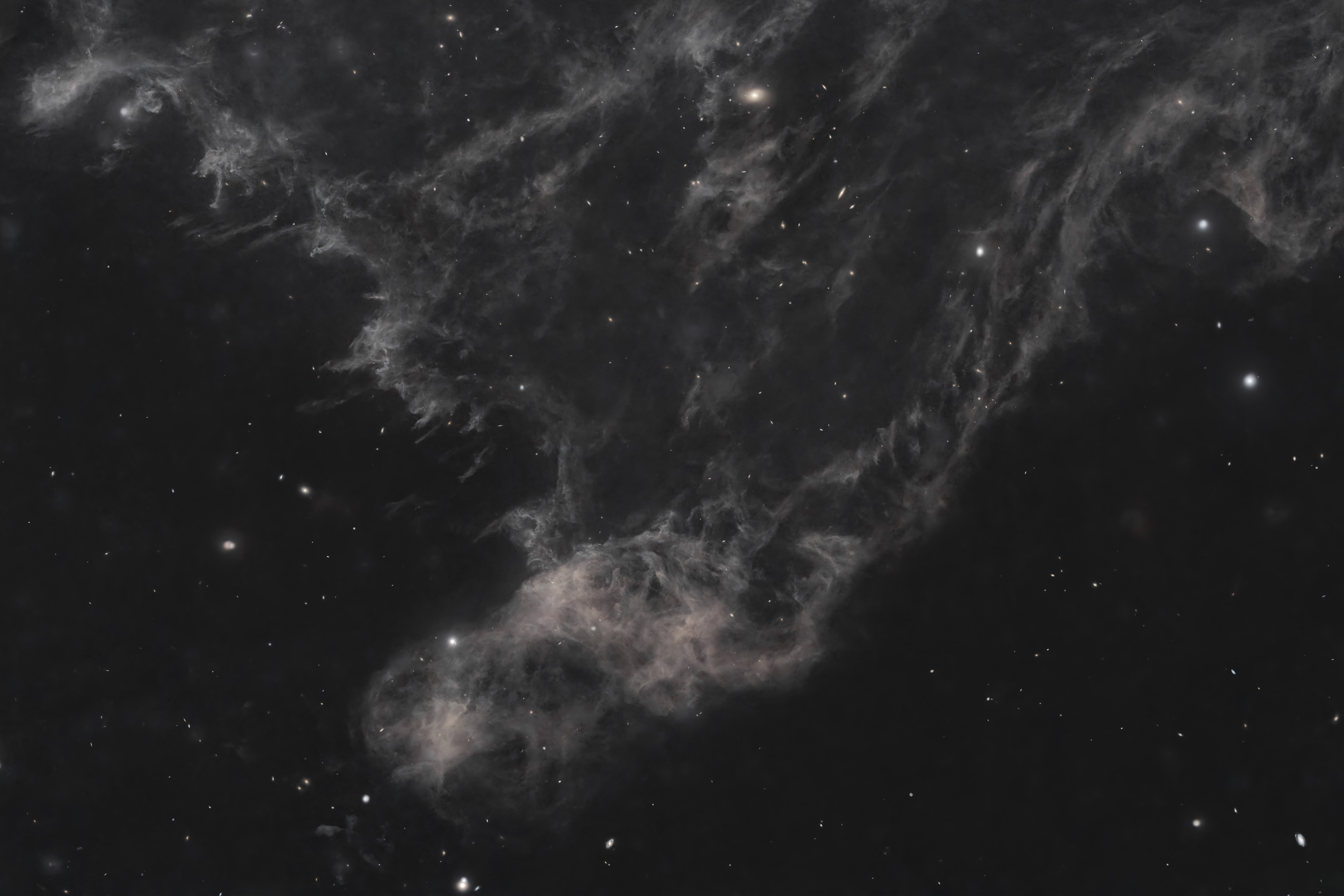 LBN 406 und der Draco-Staubkomplex in einer sternlosen Ansicht