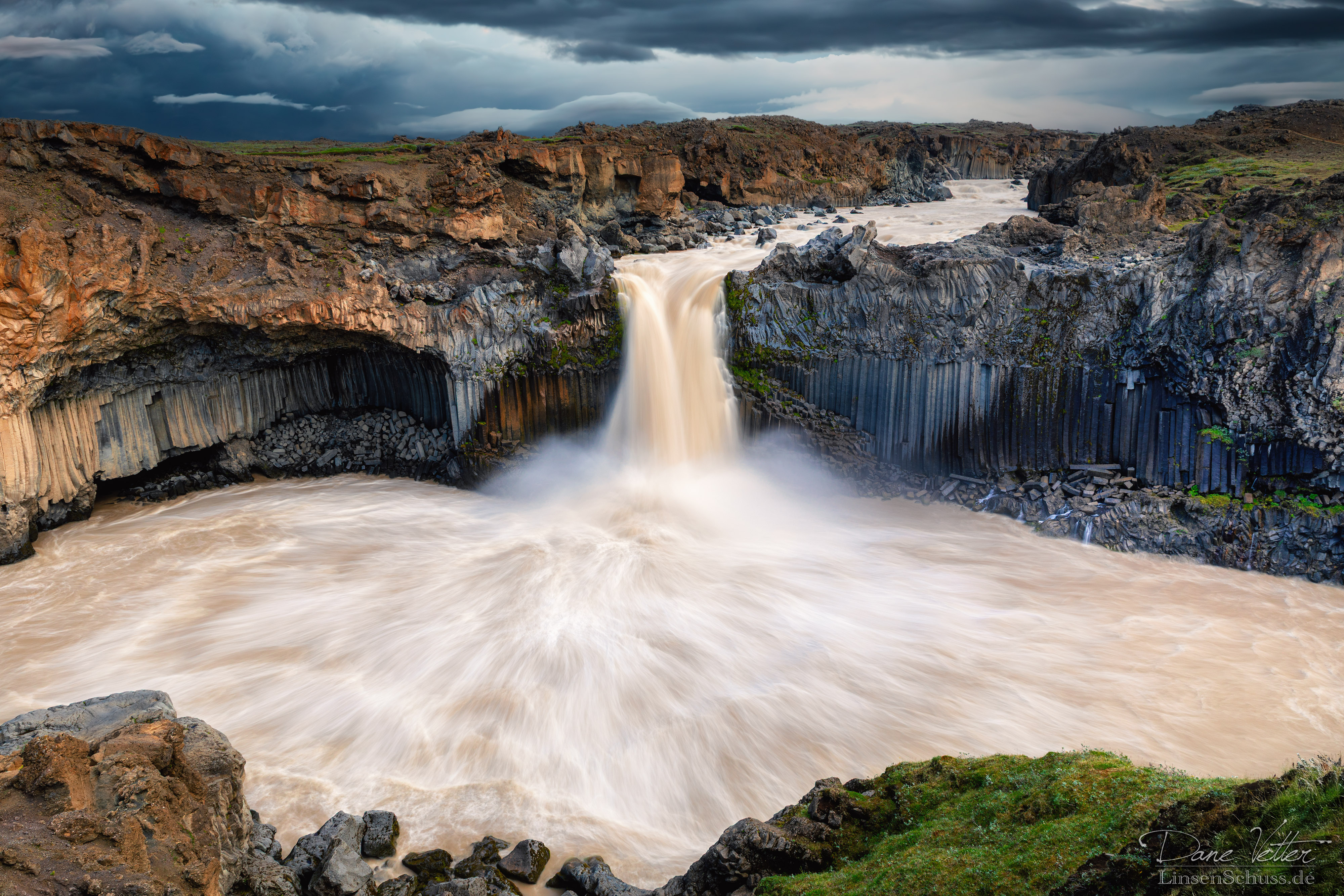 Der Aldeyjarfoss - Der Wasserfall inmitten von Basaltsäulen