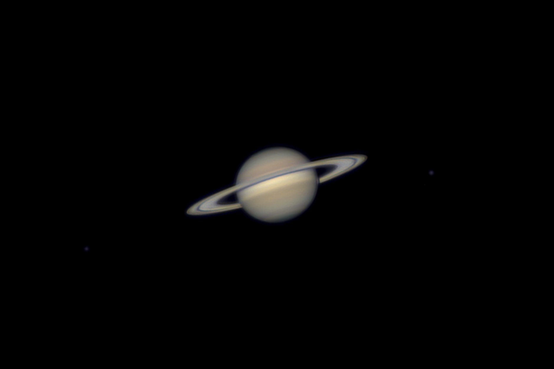 Saturn mit drei seiner Monde am 26. September 2026
